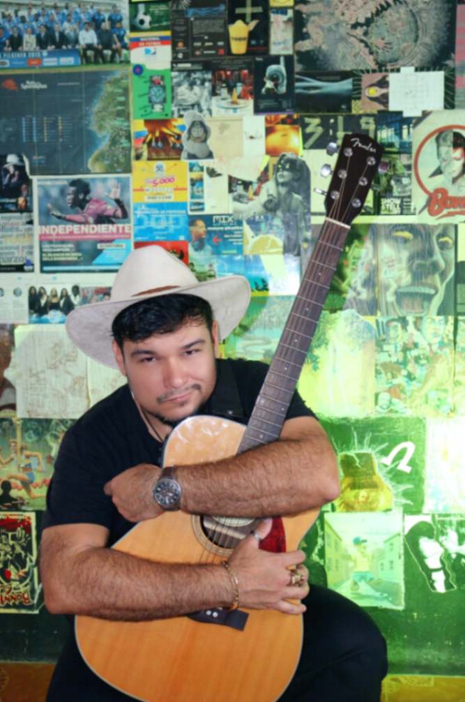 Busta Ruiz Señor es oriundo de El Oro, pero expresa su profunda gratitud y amor por sus raíces lojanas.