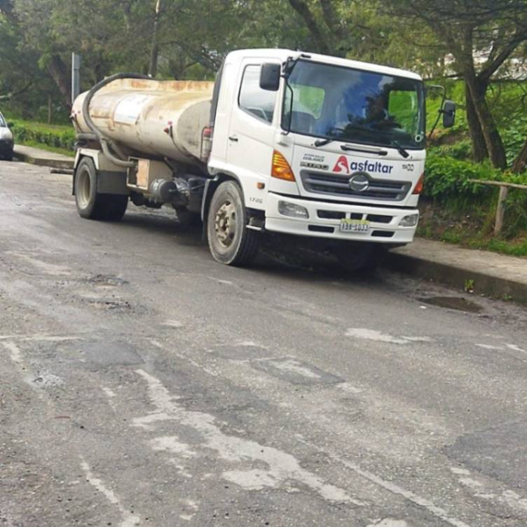 El vehículo se encuentra distribuyendo el líquido vital en la ciudad de Loja.