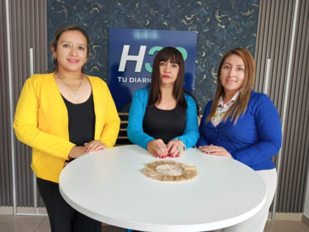 Erika Briseño, delegada de la universidad; Katiana Barreno, directora de asuntos internacionales; y Juliana Briceño, vocera de la entidad.