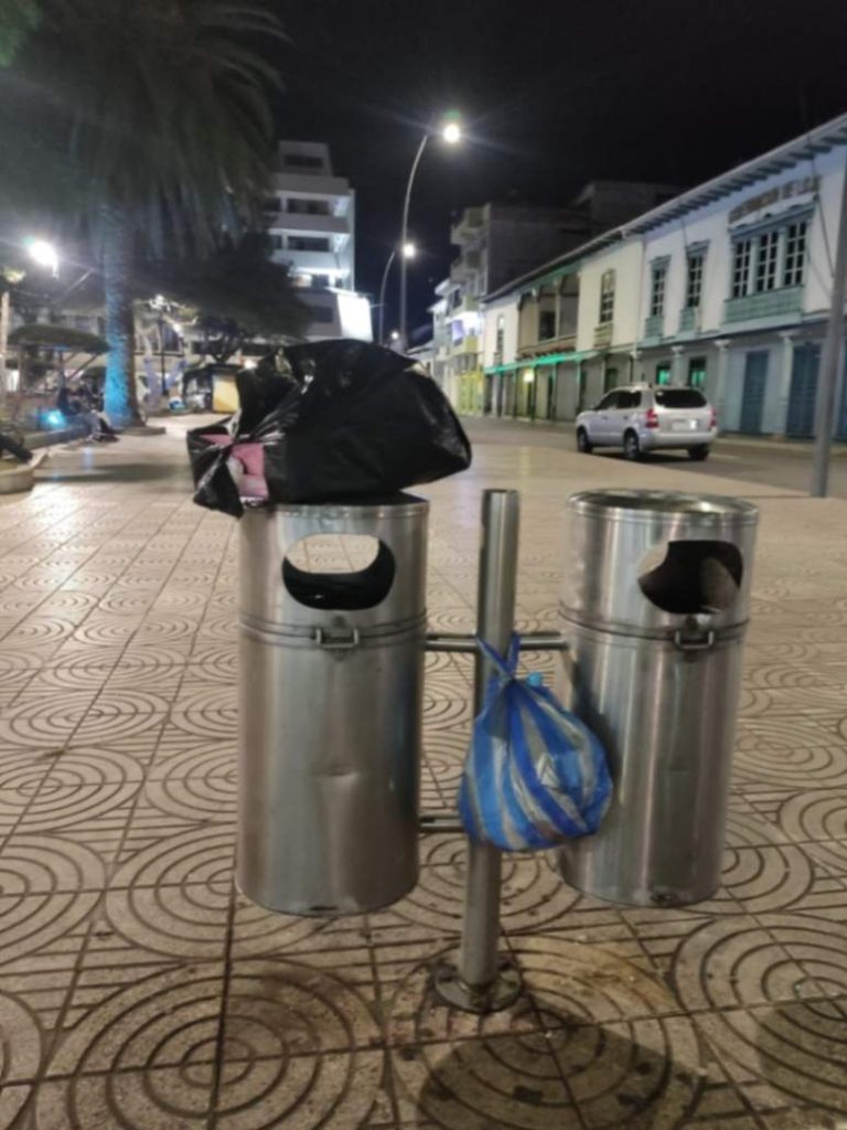 La imagen fue registrada la noche del último sábado, 16 de agosto de 2025, en la plaza central.