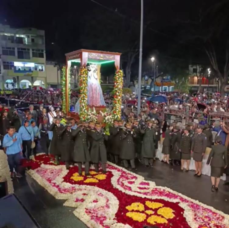 La imagen de la Reina del Cisne fue colocada en un escenario cubierto de rosas.