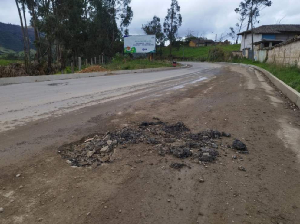 Las fallas en la vía son evidentes. Los trabajos no superan los dos meses de ejecutados.