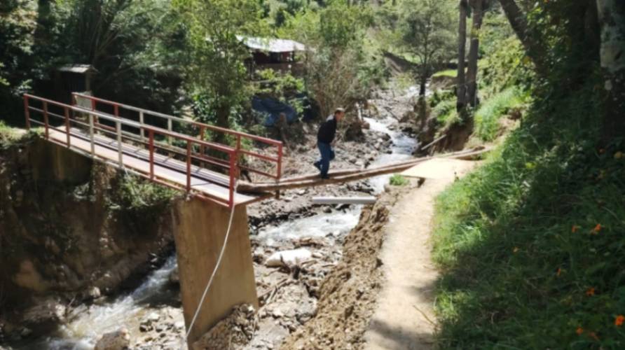 Los ciudadanos se han visto obligados en transitar por la pasarela hecha de troncos, sujetados a una débil cuerda.