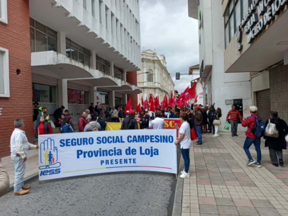 Con consignas y pancartas, dirigentes del SSC se concentraron este lunes 25 de agosto, en las afueras del edificio del IESS en Loja.