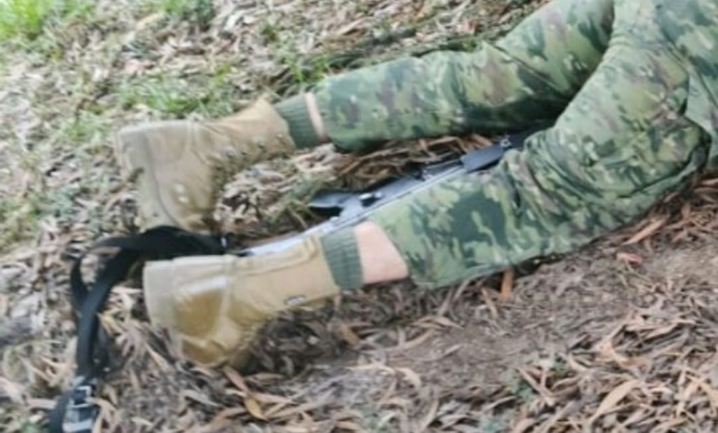 El cuerpo yacía en posición decúbito prono.