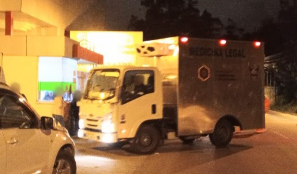 El cadáver del presunto atacante a la madre de su hijo fue llevado a la morgue del Servicio de Medicina Legal y Ciencias Forenses.