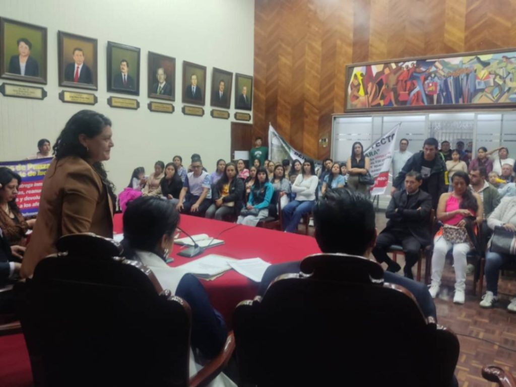 La alcaldesa y seis jefes departamentales recibieron a los afectados, en las instalaciones del Municipio.