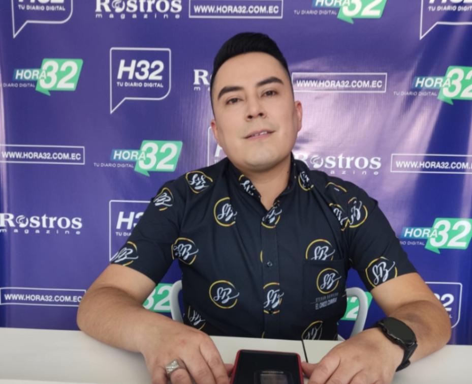 El artista cuencano canta desde los 13 años. Su contacto es el 0987405942 y en redes está como @StebanBarreraOficial.