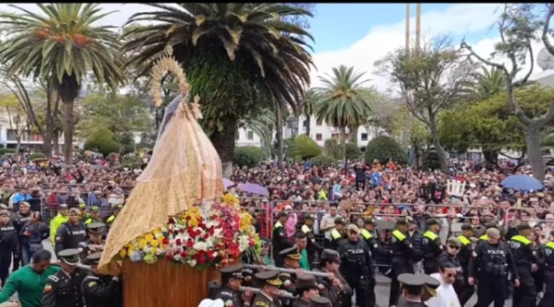 Durante la procesión, la Sagrada Imagen fue acompañada por cientos de fieles que expresaron su devoción con cánticos y aplausos.