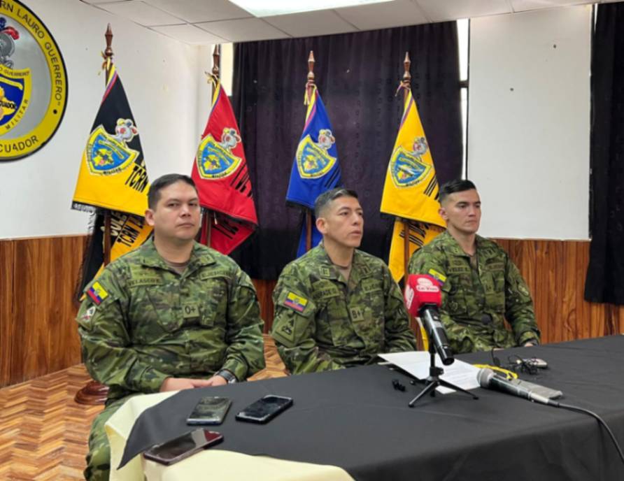 Emilio Velasco, vicerrector, Oscar Andrade, rector del colegio y Erick Vélez, inspector general.