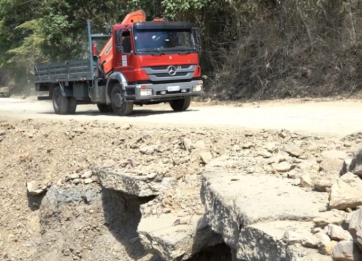 El mal estado de la carretera, de 30 kilómetros de longitud, es evidente. (Fotografía cortesía Conéctate TV)