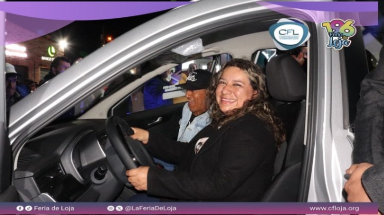 Mariuxi Bermeo, minutos después de recibir la llamada, se acercó junto a sus hijos al Complejo Ferial Simón Bolívar.