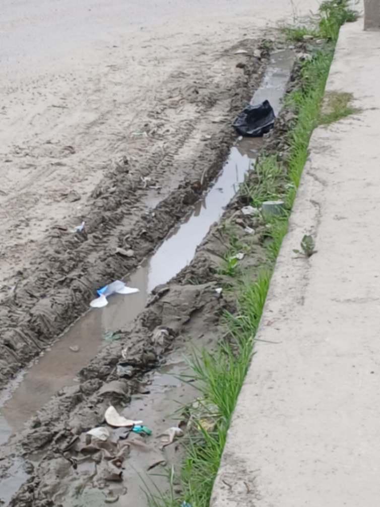 El estado de las calles del lugar es desastroso. Abundan la basura, agua, lodo y maleza.