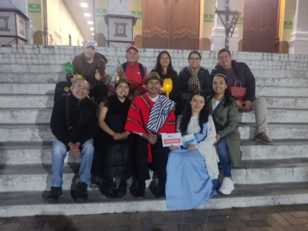 Los estudiantes y su maestra, Alexandra Suárez Jaramillo, en una práctica, en la plaza de San Sebastián, el sábado, 13 de septiembre de 2025.