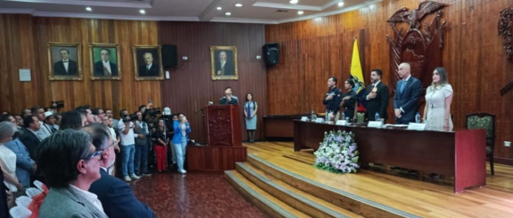 Autoridades provinciales y nacionales durante la sesión solemne.