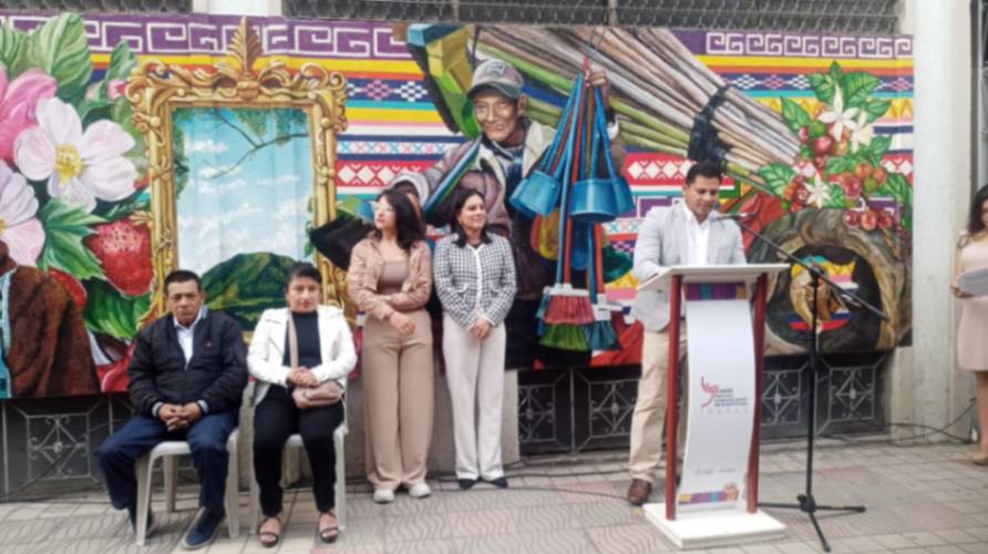 La entrega simbólica y homenaje a los dos lojanos se cumplió en el marco de un acto formal.