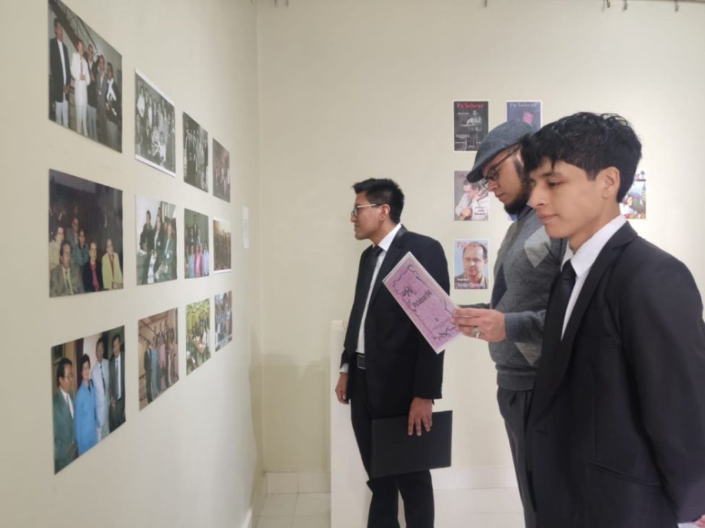 Los integrantes del taller recorren la exhibición donde están impresas las memorias de Pa’labrar.