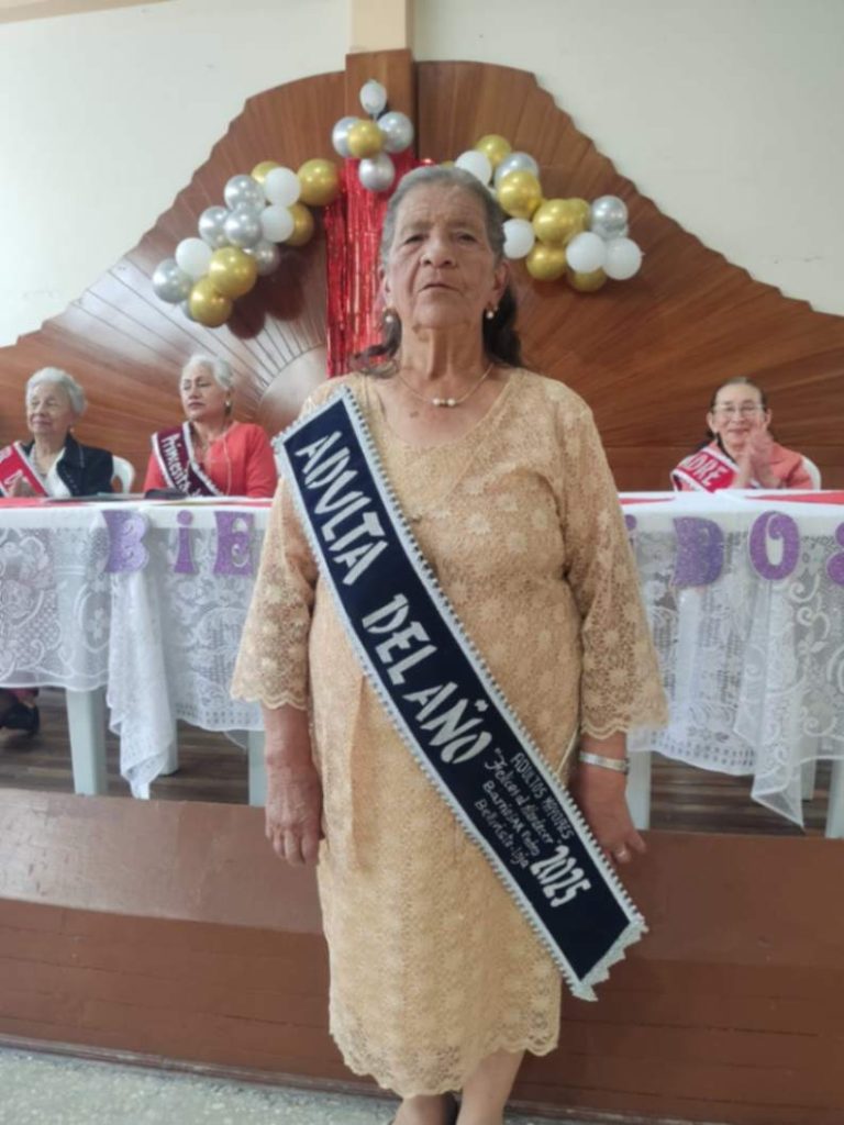 La homenajeada, durante el acto solemne, recibió una serie de adhesiones y presentes.