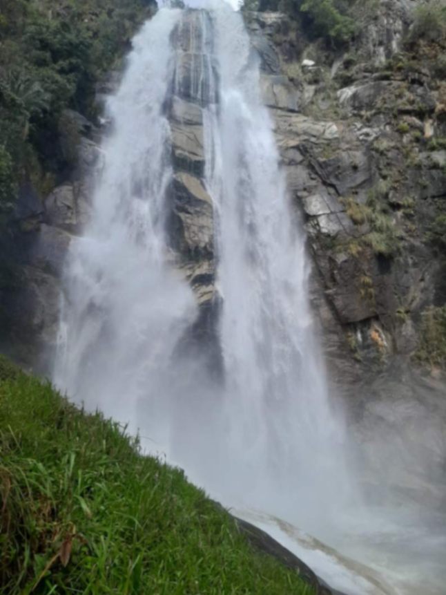 La cascada La Cofradía muestra todo su encanto a los diversos turistas.
