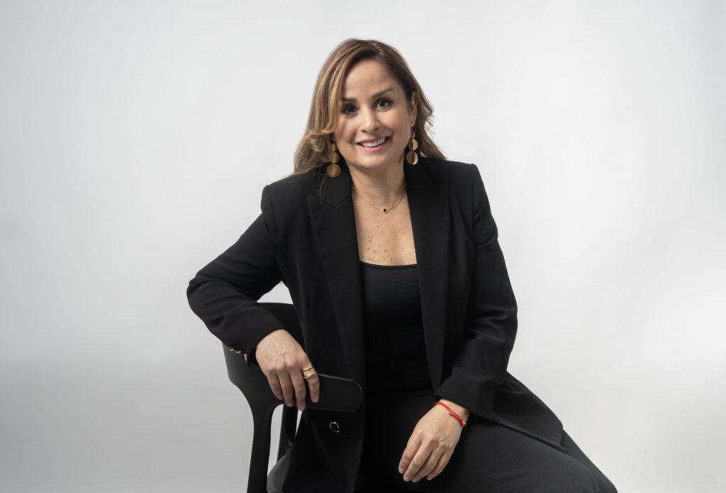 Karina Burgos, relacionista pública de Dollar $tore, invita a la ciudadanía a conocer este nuevo espacio comercial.