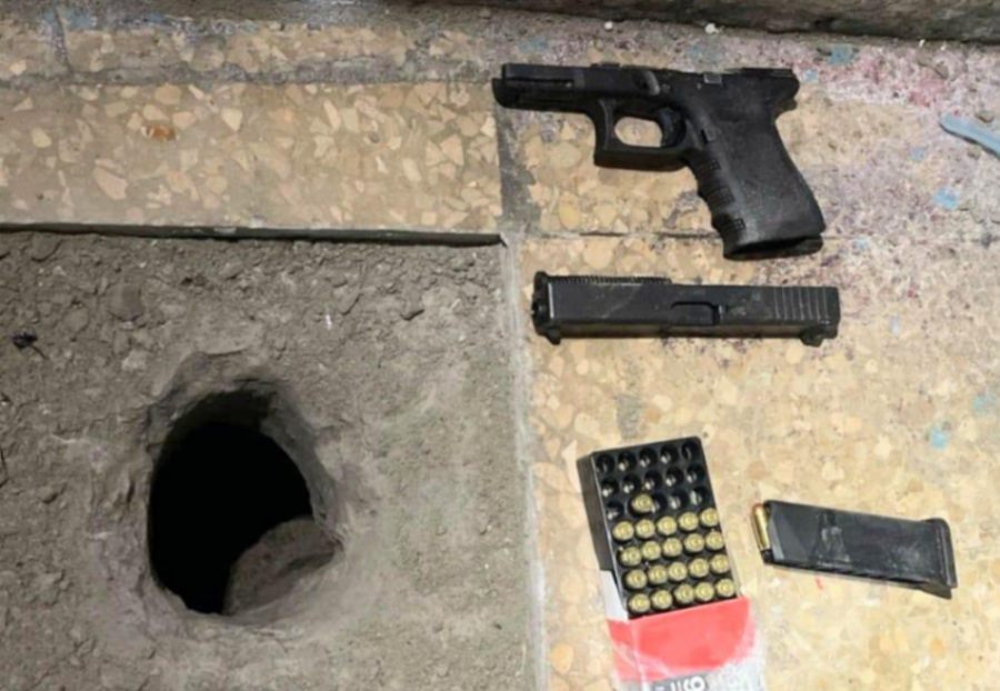 En ese agujero se encontró el arma de fuego que tenía la cacerina con 15 balas.