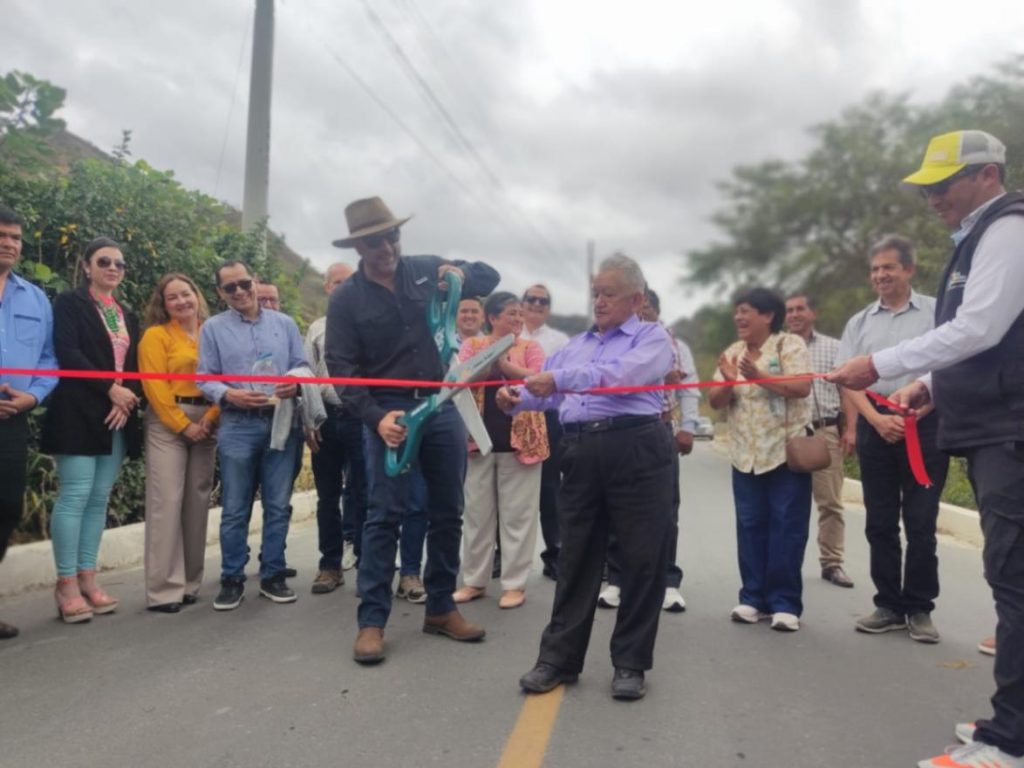 Vicente Marchena Durán, de 88 años de edad, y el prefecto Mario Mancino realizaron el tradicional corte de la cinta, en el barrio El Chaupi.