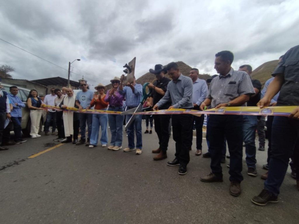 En el barrio Tumianuna también hubo corte de la cinta y bendición de la vía, a cargo de un sacerdote.