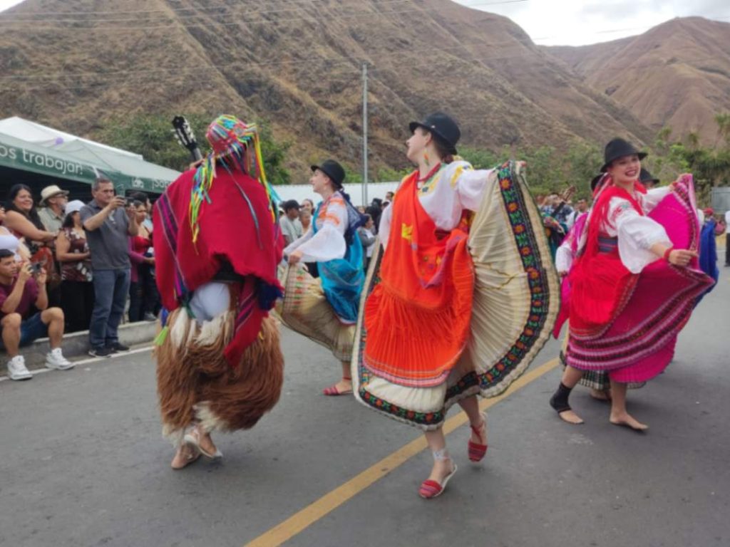 La agrupación en una presentación, este jueves, 2 de octubre de 2025, en el barrio Numianuma, perteneciente a Vilcabamba.