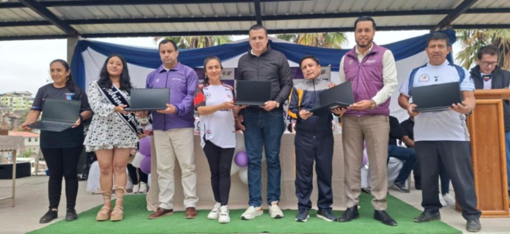 La entrega de las computadoras portátiles se efectuó en un acto especial.