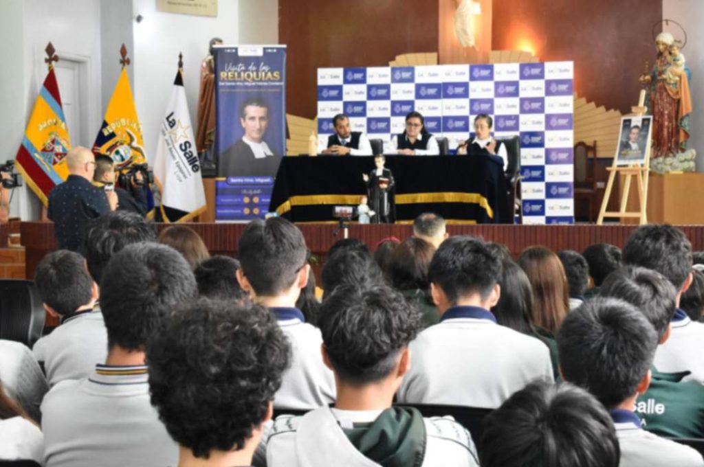 La comunidad invita a la ciudadanía a ser parte de esta visita que refuerza la fe y el compromiso con la educación.