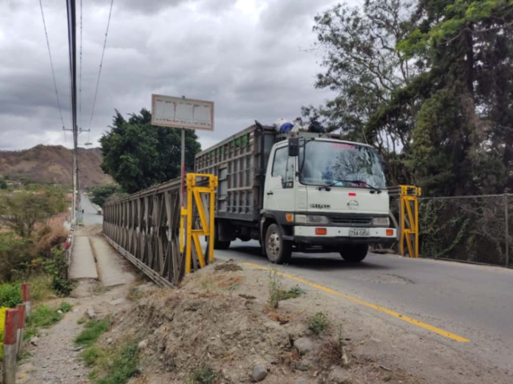 La infraestructura es de un solo carril y los vehículos deben esperar un turno para pasar.