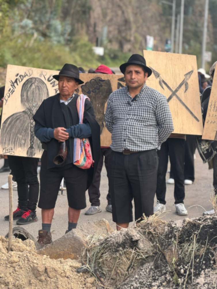 El presidente de la FIIS, Marco Vicente Guamán Poma (derecha), ofreció ayer una rueda de prensa, en el sector Sinincapac. (Fotografía cortesía Radio Frontera Sur)