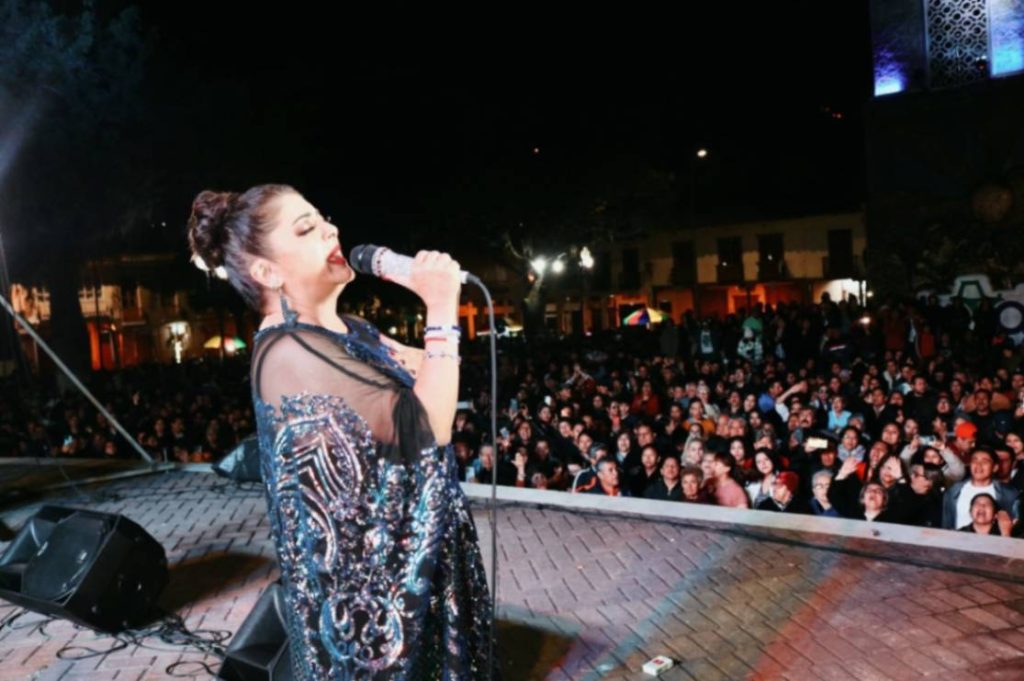 La hoy desaparecida, en una de sus presentaciones artísticas, en la plaza de San Sebastián, en septiembre de 2023.
