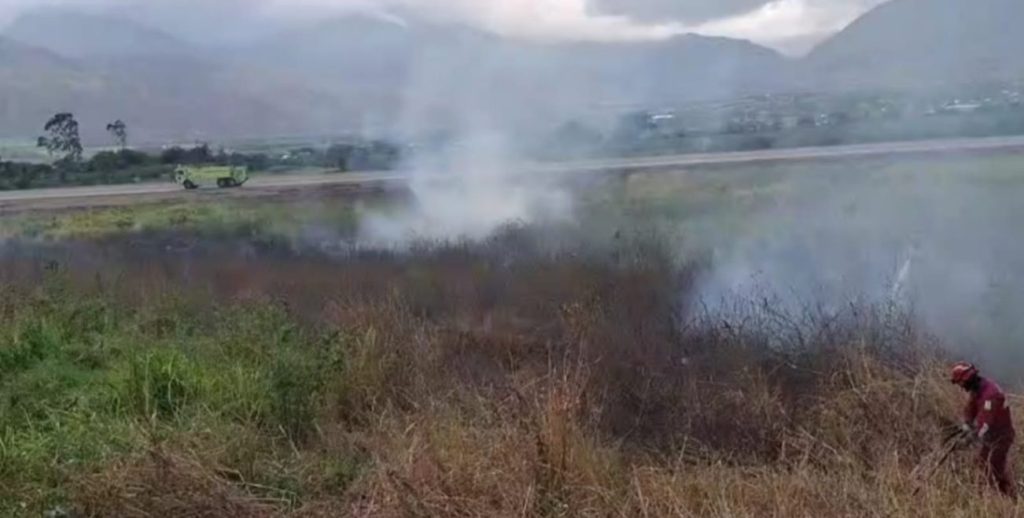 Las llamas quemaron gran cantidad de pastizal ubicado junto a la pista. (Fuente e imagen Multicanal Catamayo)