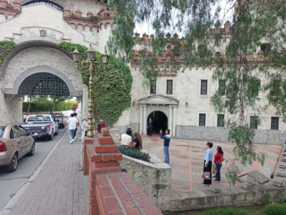 La Puerta de la Ciudad atrae a numerosos visitantes cada día.