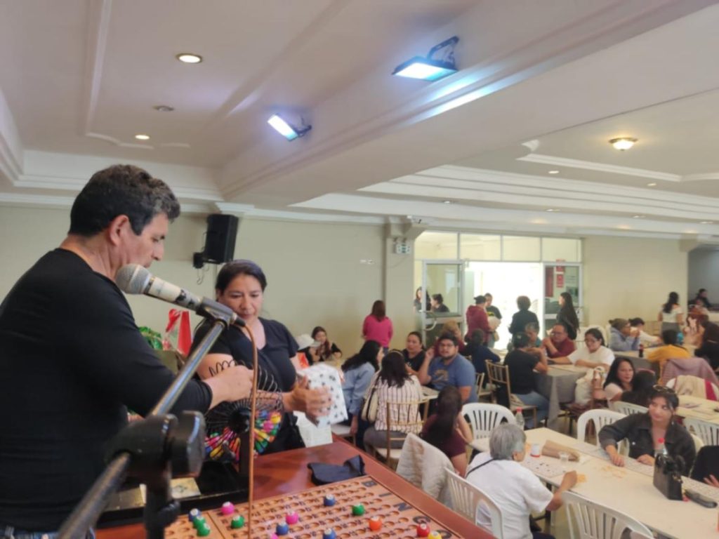 El bingo bernardino se cumplió el último sábado, 25 de octubre de 2025, con la presencia de docentes, exmaestros e invitados especiales.