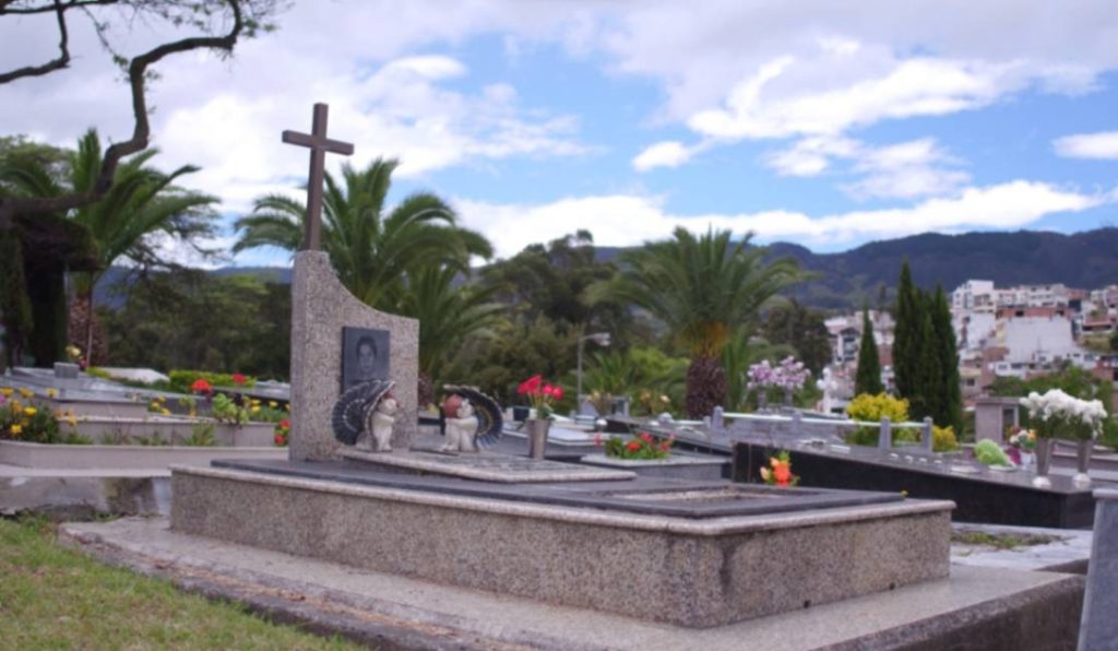 El Municipio de Loja ejecuta trabajos de limpieza y mantenimiento en los cementerios.