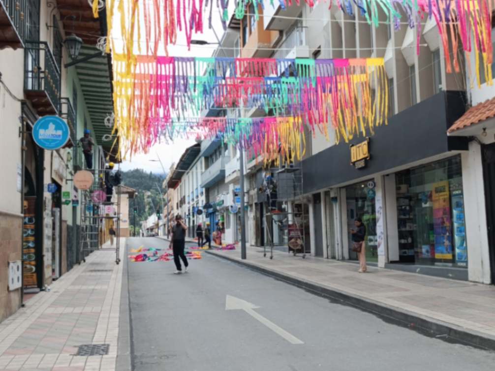 Trabajadores colocan las decoraciones en el centro de la ciudad.