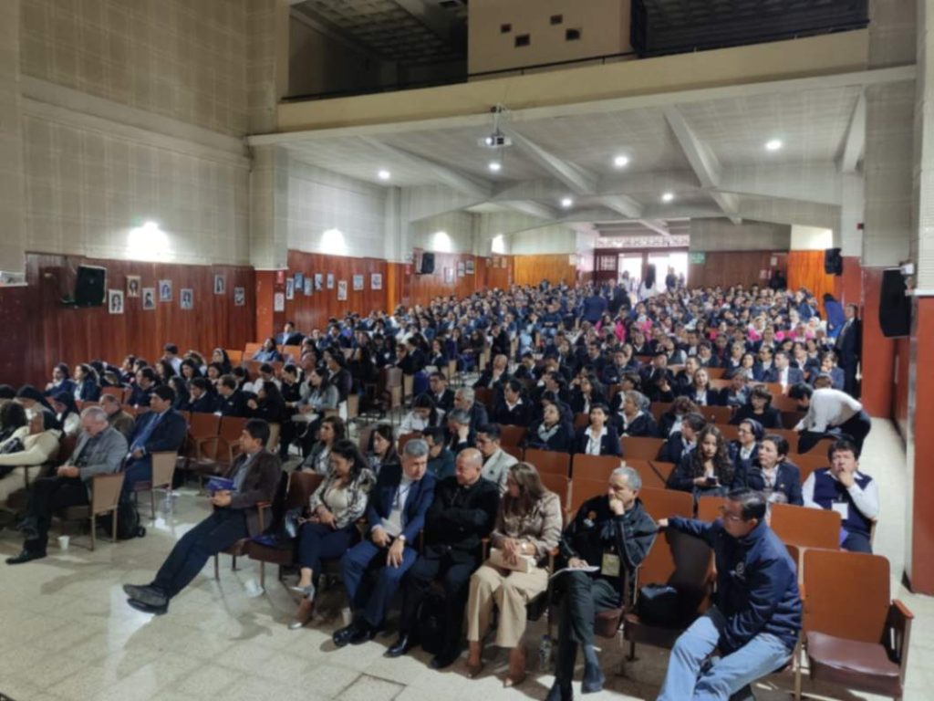 Los profesores, durante la cita de ayer, formularon varias preguntas a los dos ponentes.