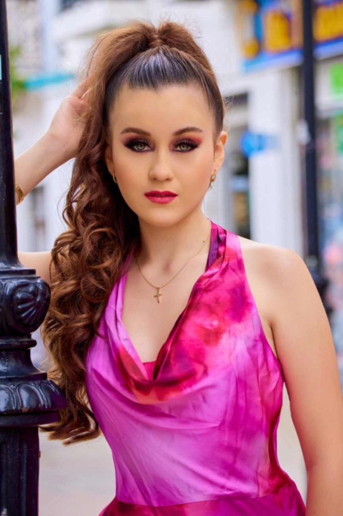 Le gusta leer, cocinar, bordar y resolver rompecabezas.