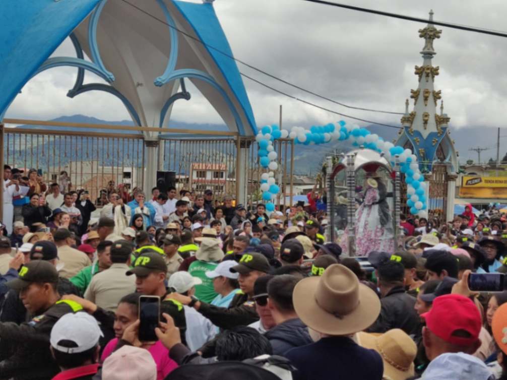 A las 09:45 del último sábado, la imagen de la ‘Churona’ partió desde la urna del barrio lojano Chontacruz hacia Catamayo.