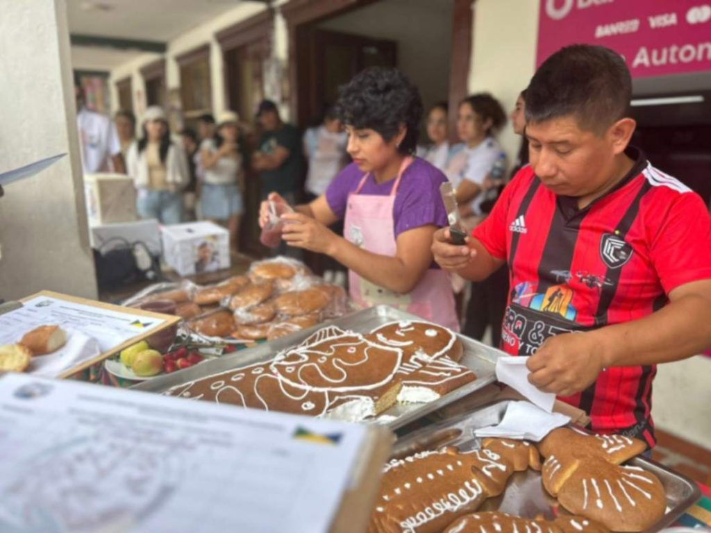El concurso de las figuras de pan concitó la atención de propios y extraños. (Fotografía cortesía: Víctor Carpio Toledo)