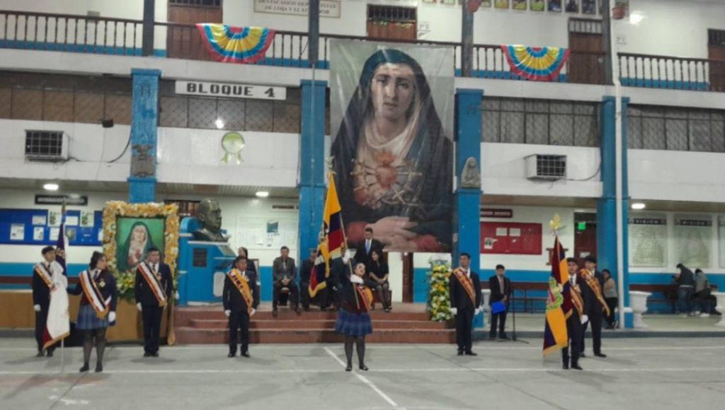 El acto cívico se cumplió en los patios del establecimiento, mediante una programación especial.