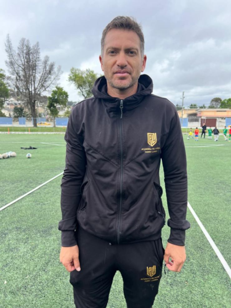 El exfutbolista Pedro Larrea combina experiencia y pasión para guiar a los deportistas.