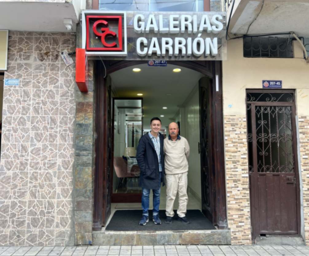 Pese a aparentar una entrada pequeña, el local cuenta una amplia sala de exhibición grande.