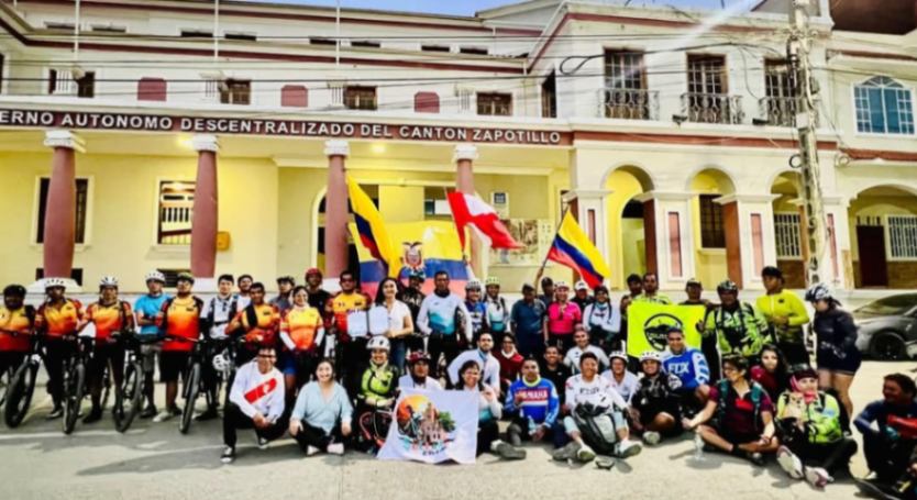 La delegación fue recibida en la plaza central de la ciudad de Zapotillo.