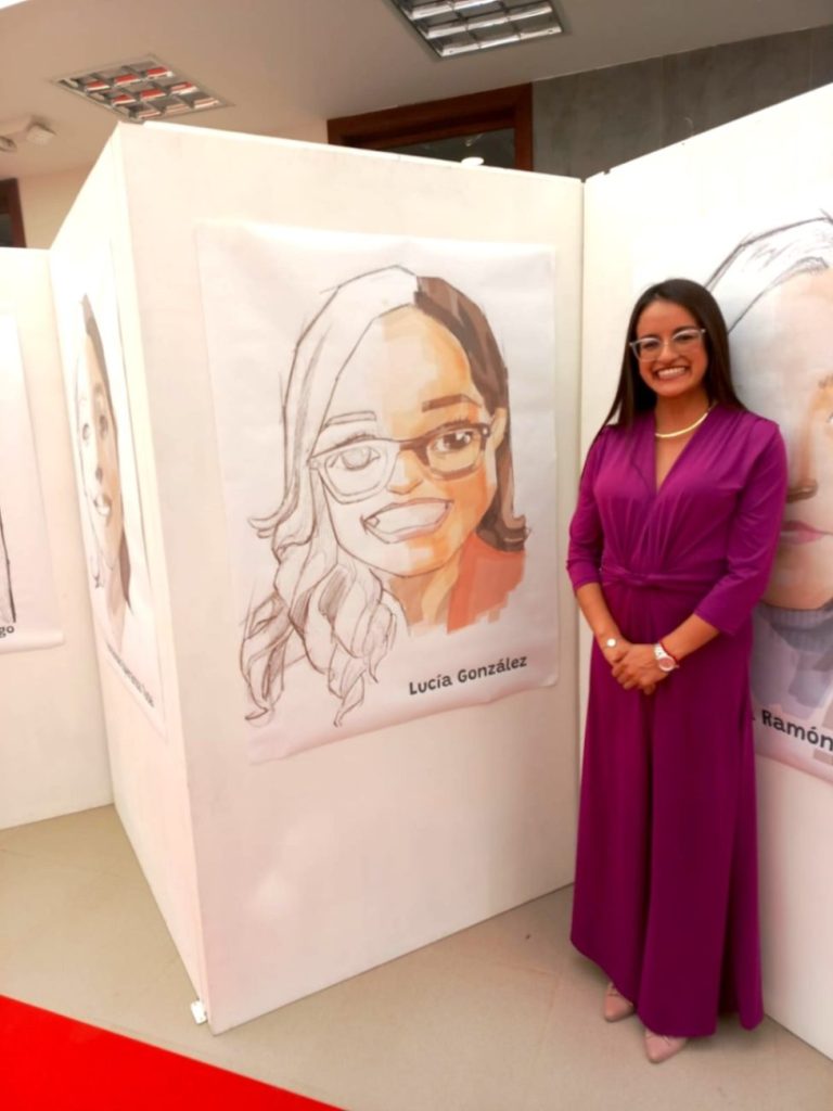 La galardonada tiene a su haber una dilatada formación académica.