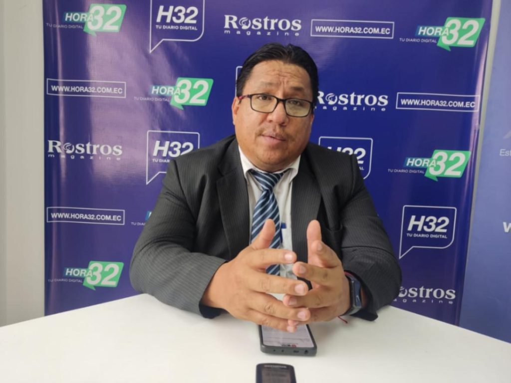 El rector Richard Eduardo Ruiz Ordóñez destaca el acuerdo entregado al establecimiento que dirige.