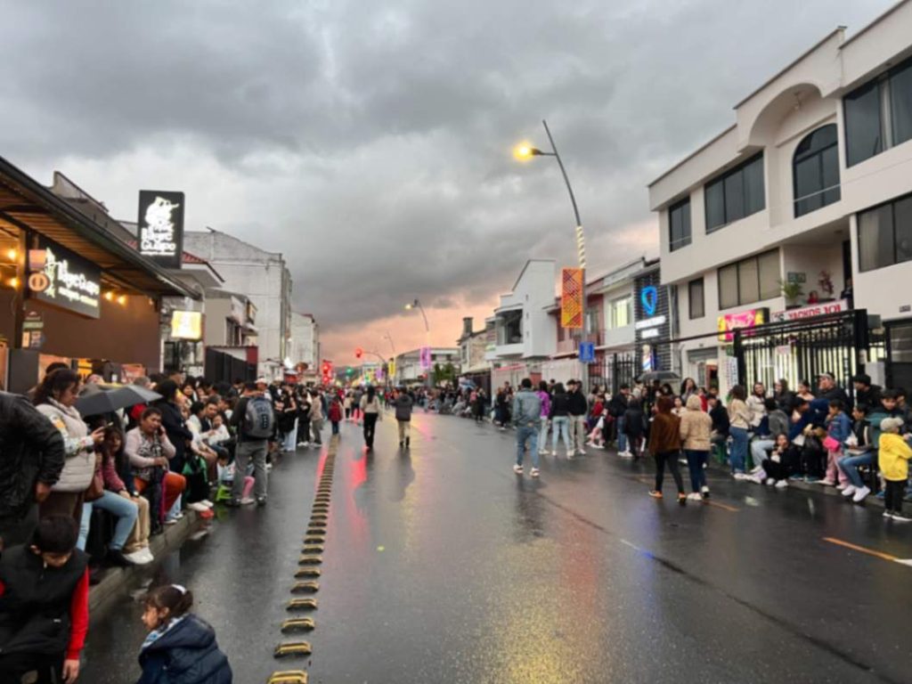 La ciudadanía se concentró desde tempranas horas a lo largo del recorrido.