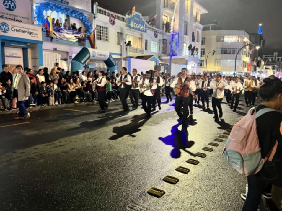 A pesar del mal clima en la ciudad, las delegaciones recorrieron las calles con euforia.